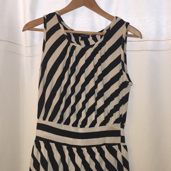 spring and summer flirty dress - Picture 2 of 3